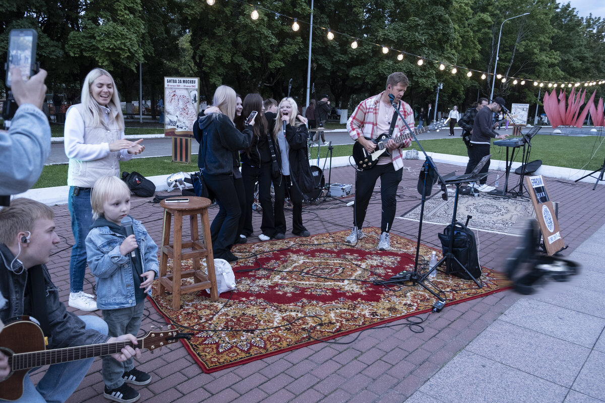 Добровольцы помогают музыкантам исполнять популярные песни - Евгений 