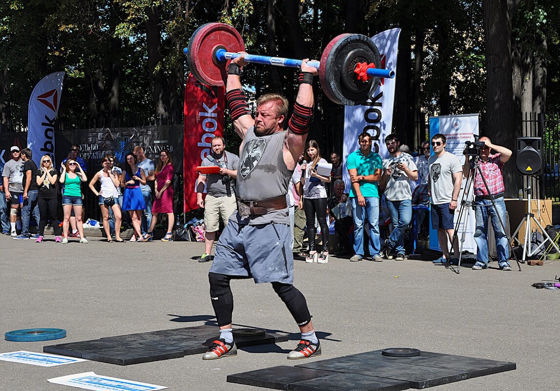 Не стареют наши ветераны железо таскать,,, - Анатолий Колосов