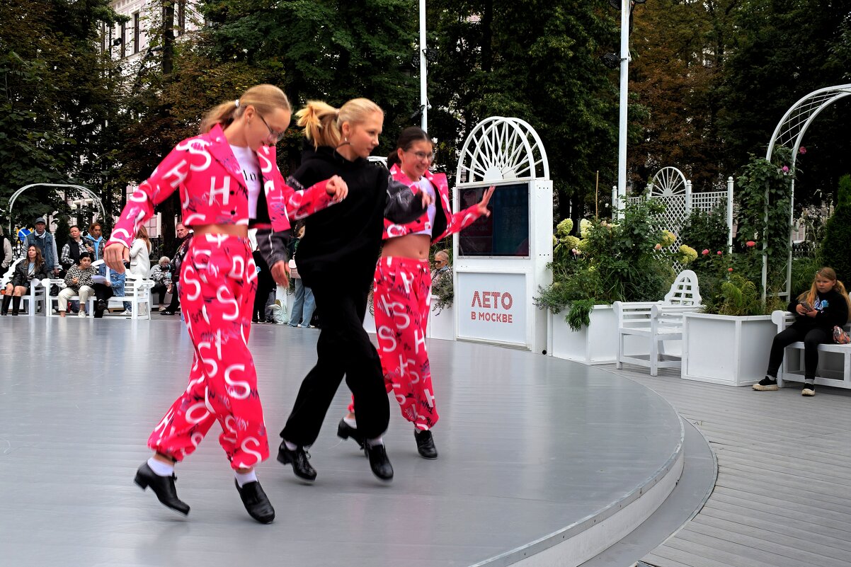 Лаковые туфли отбивают чечётку. - Татьяна Помогалова