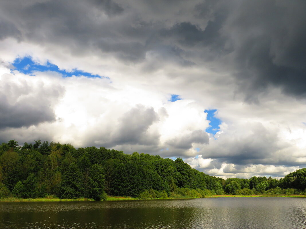 Сгущаются тучи над озером - Андрей Снегерёв