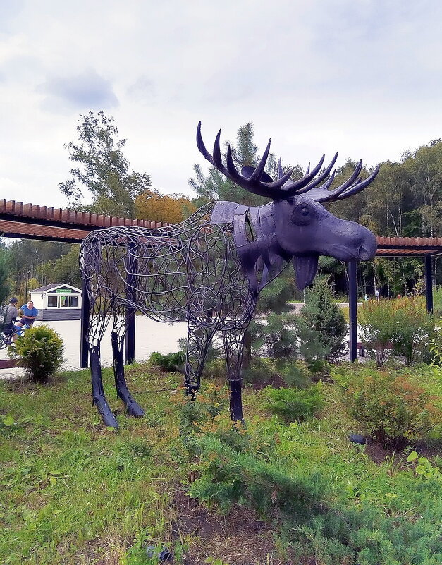 Скульптура лося  в парке «Лосиный остров». - Ольга Довженко