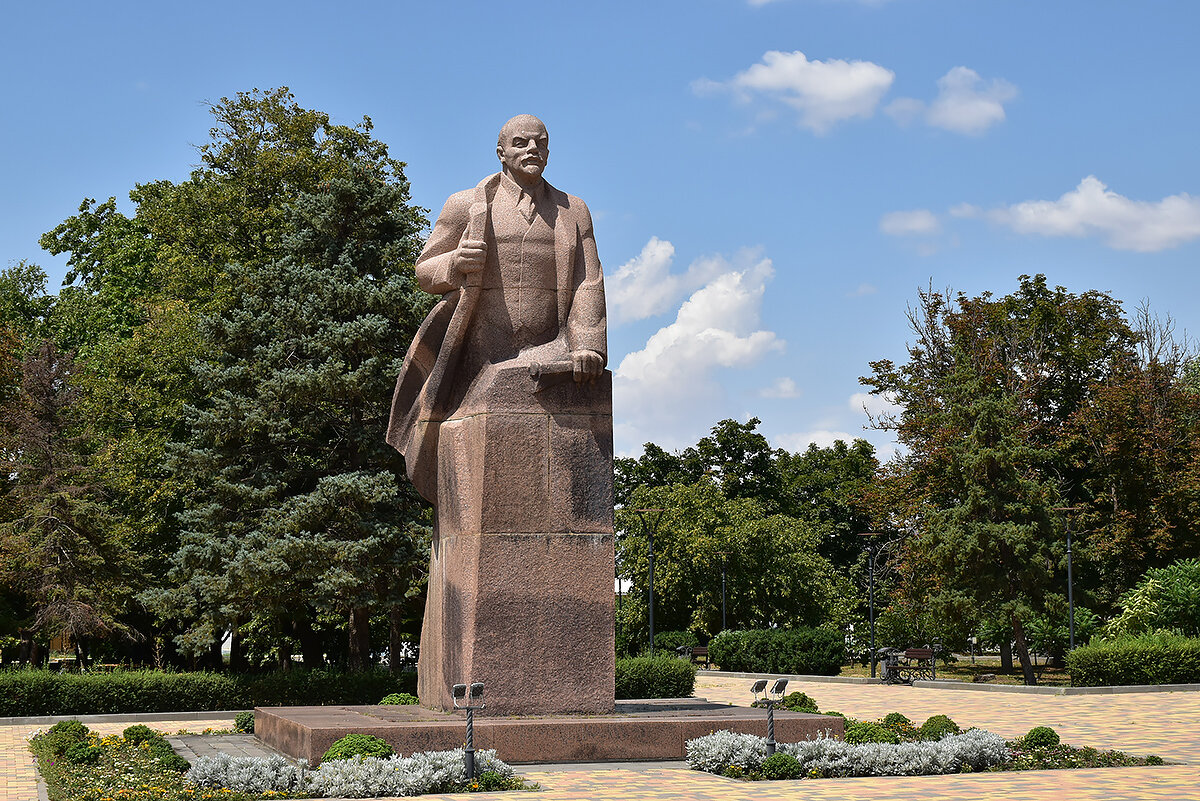 На площади - Александр 