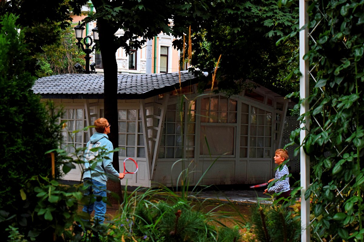 Классический бадминтон на Чистопрудном бульваре. - Татьяна Помогалова Классический бадминтон на Чистопрудном бульваре. - Татьяна Помогалова