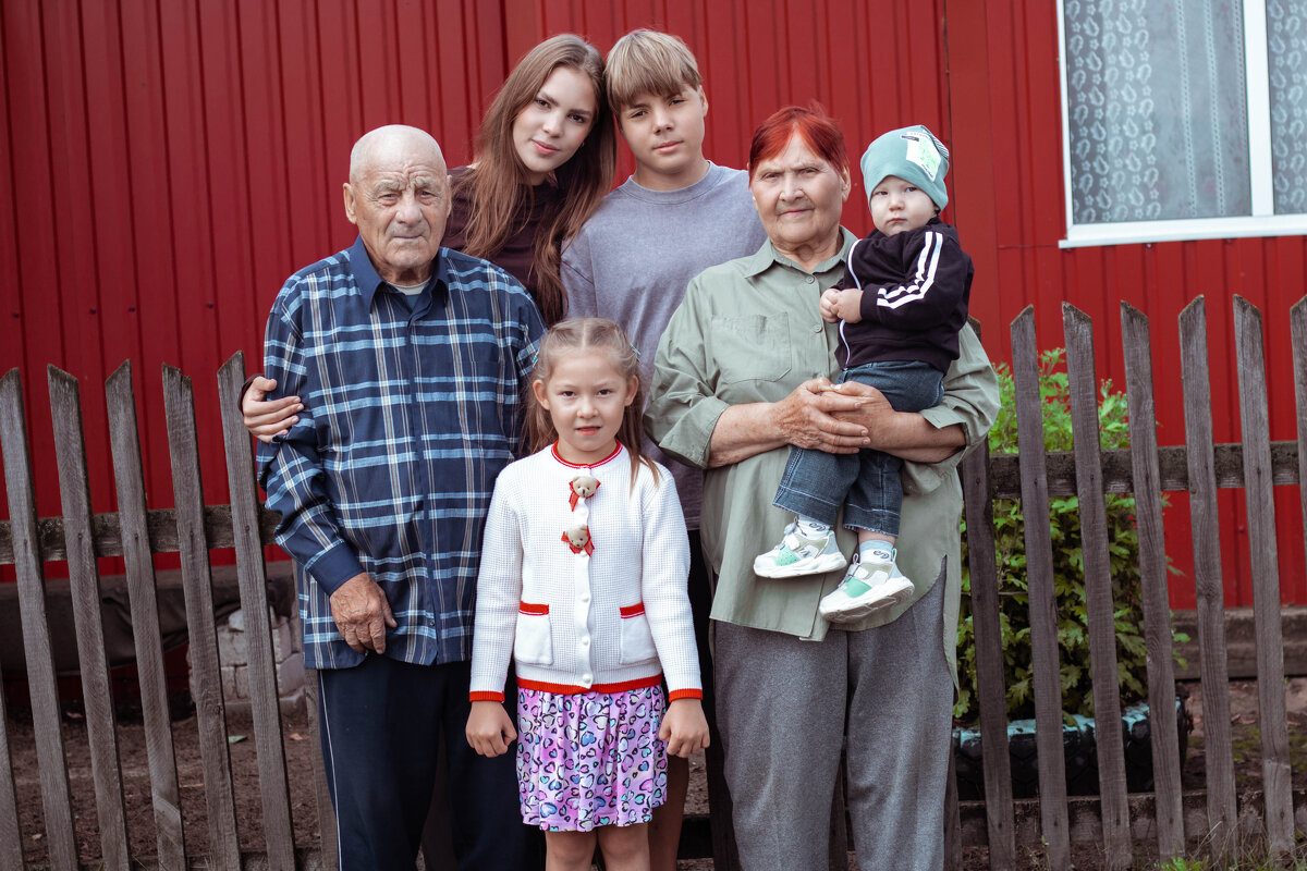 Бабушка  с дедушкой и внуки - Валерия .