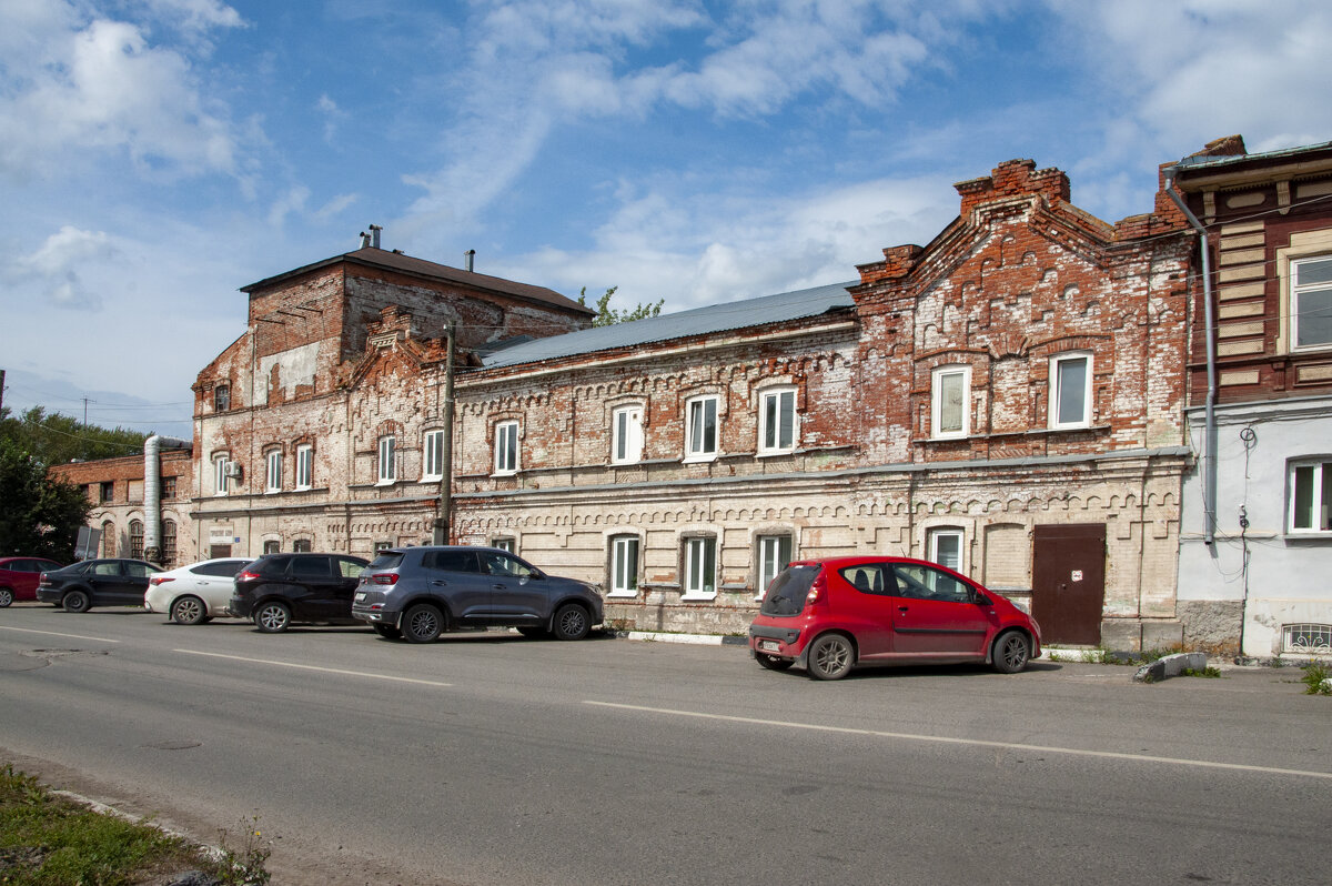 Старое здание необычной архитектуры - Gen 