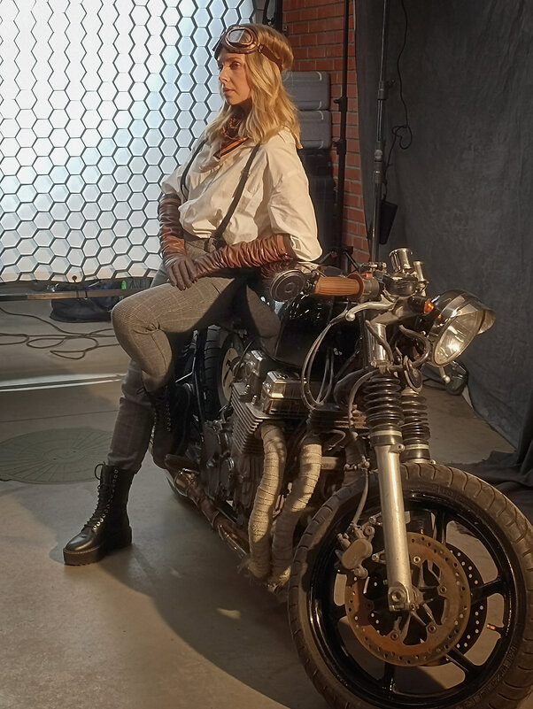 Яркий фотофестиваль. Модель с мотоциклом. - Лилия *