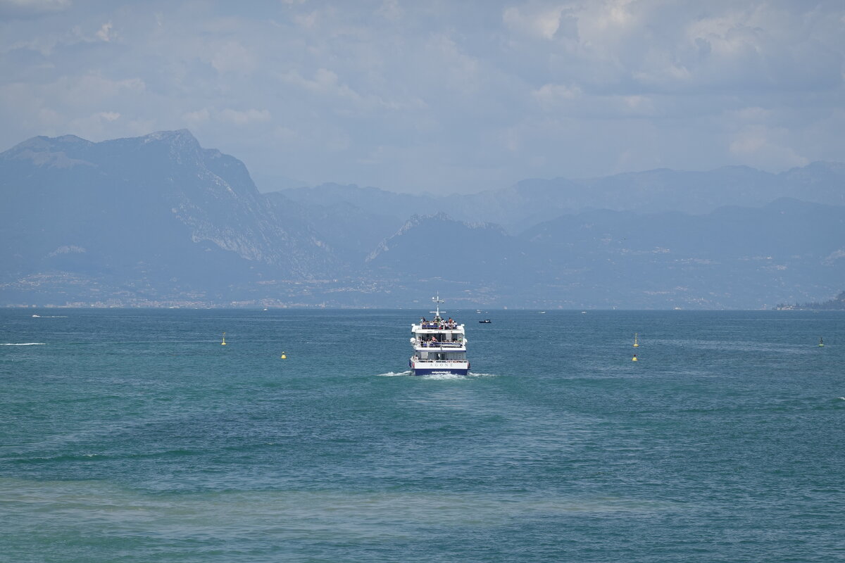 Га́рда — самое большое озеро в Италии...... - Галина 