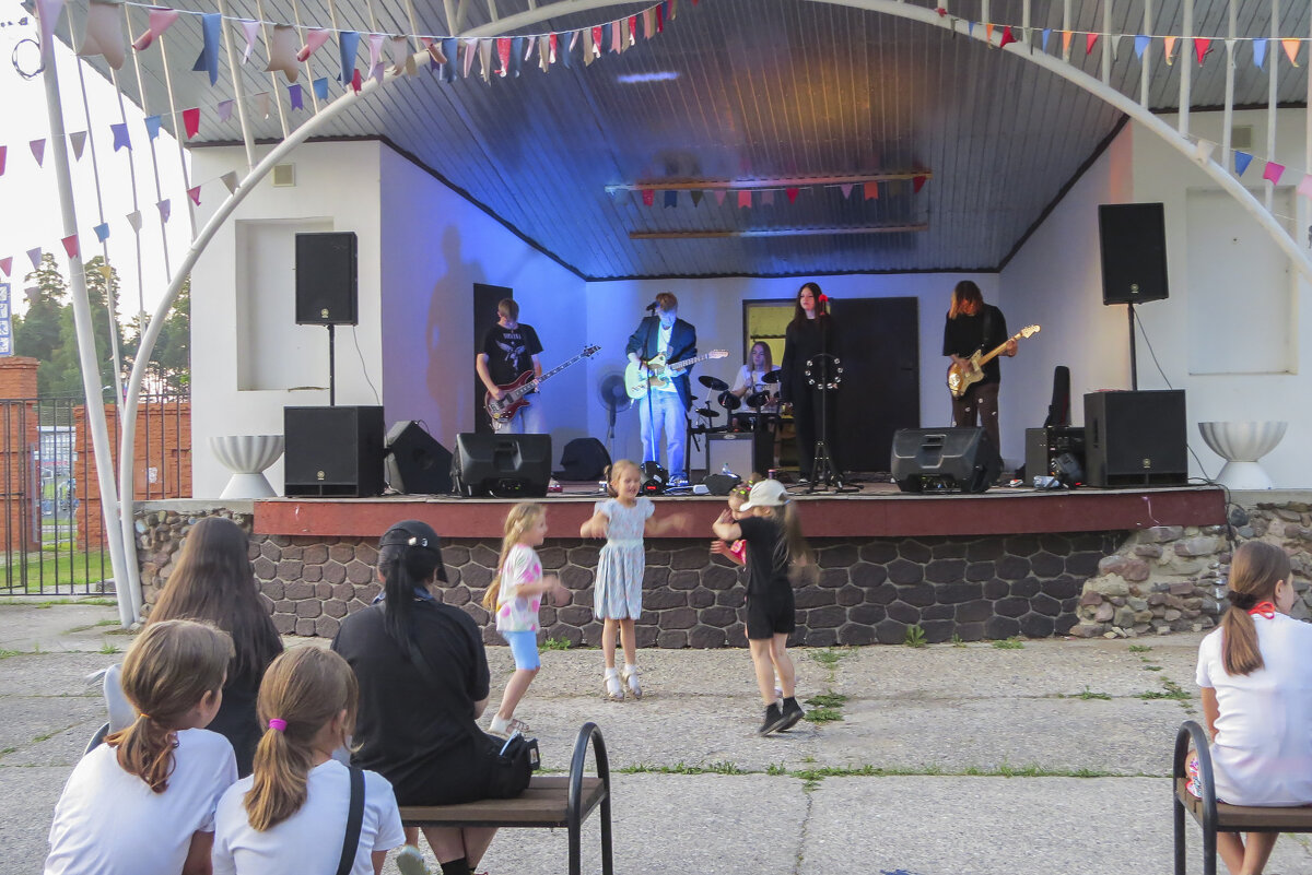 Молодежь отдыхает - Сергей Цветков