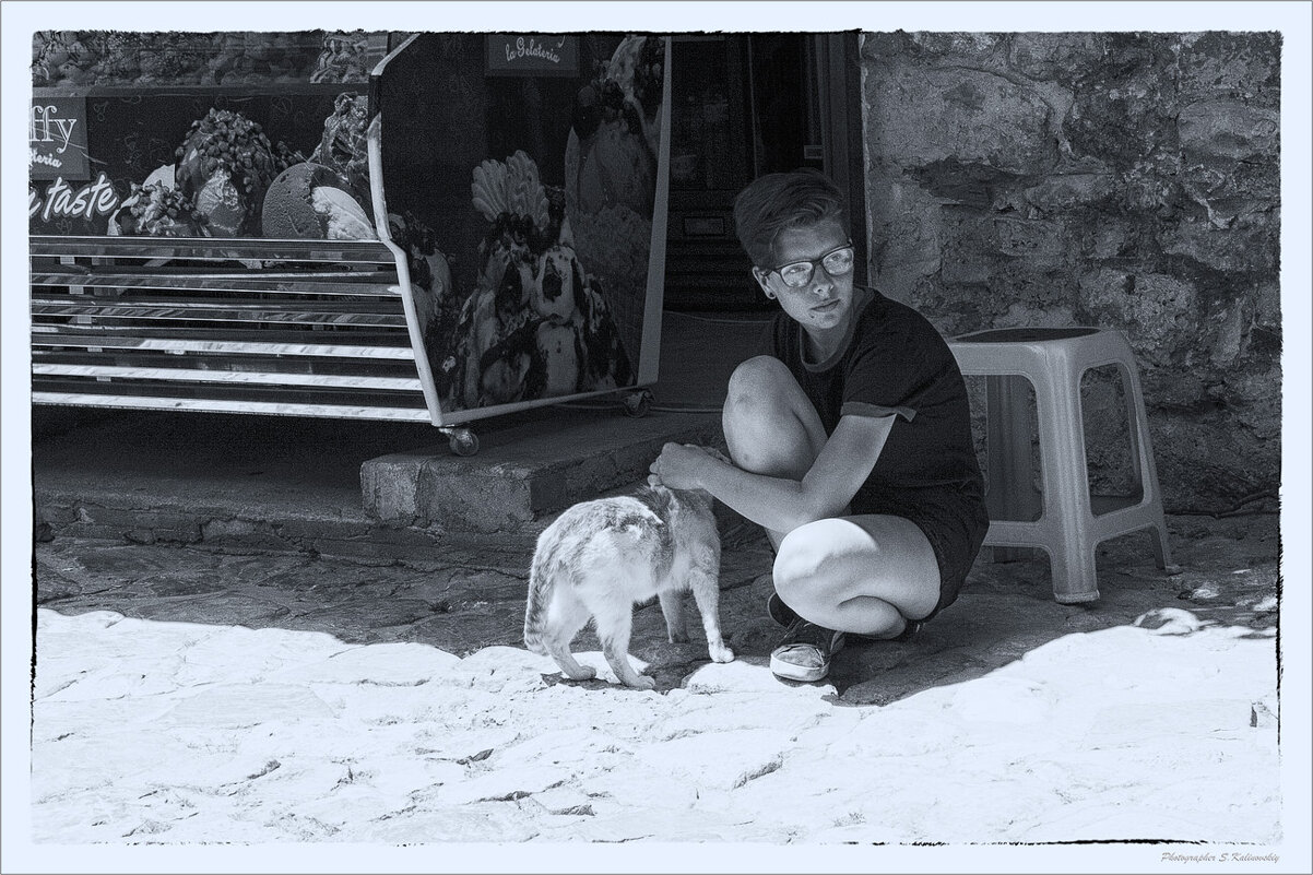 Девочка и кошка. - Сергей Калиновский