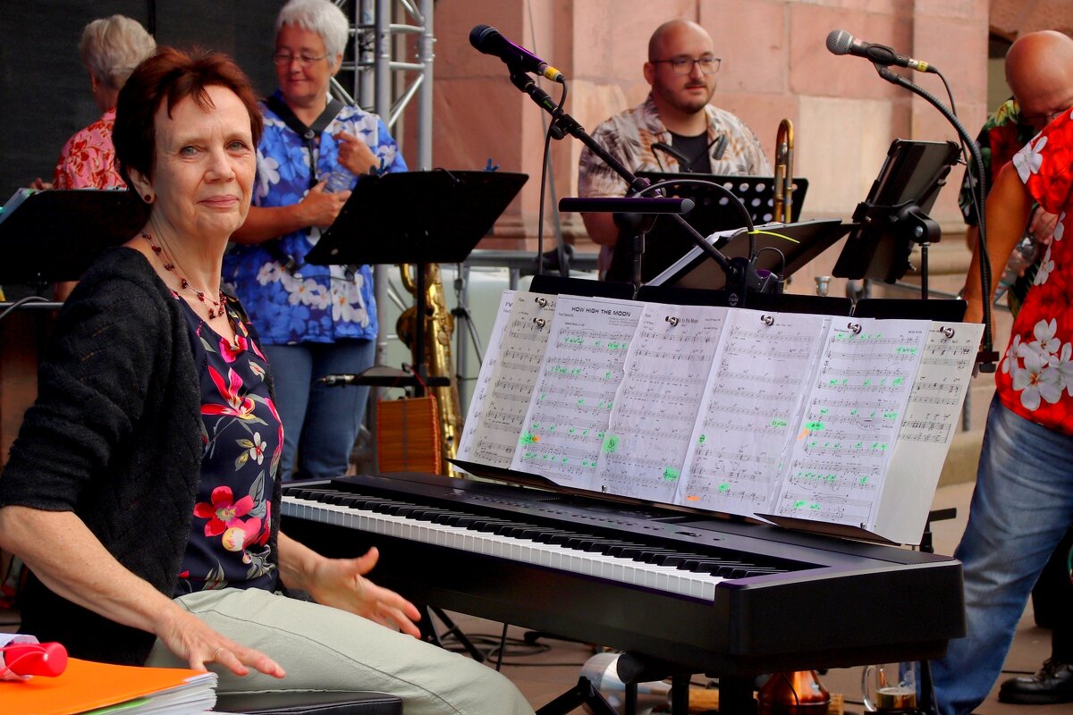 Что вам ещё исполнить? - Юрий. Шмаков