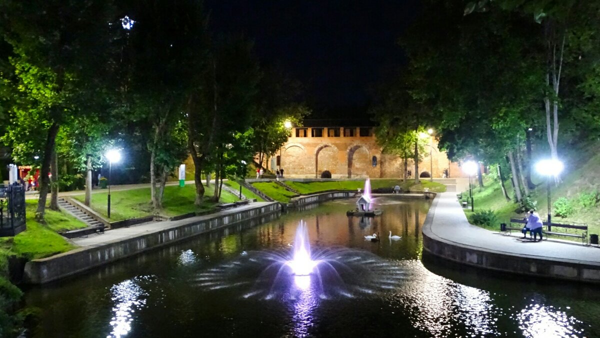 Прогулка по ночному городу. - Милешкин Владимир Алексеевич 