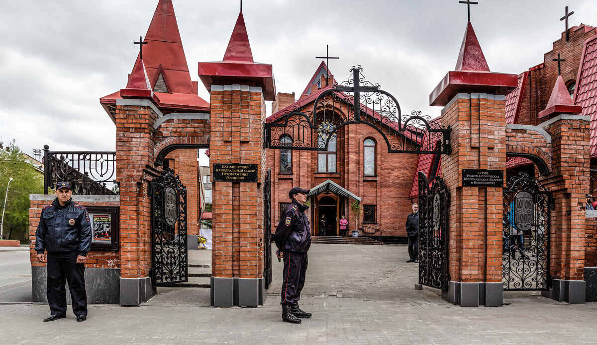 У храма - SanSan 