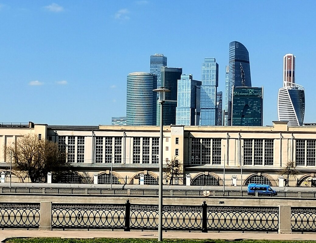 Совпадение по цвету :небо, здания, машина - Любимова Ольга 