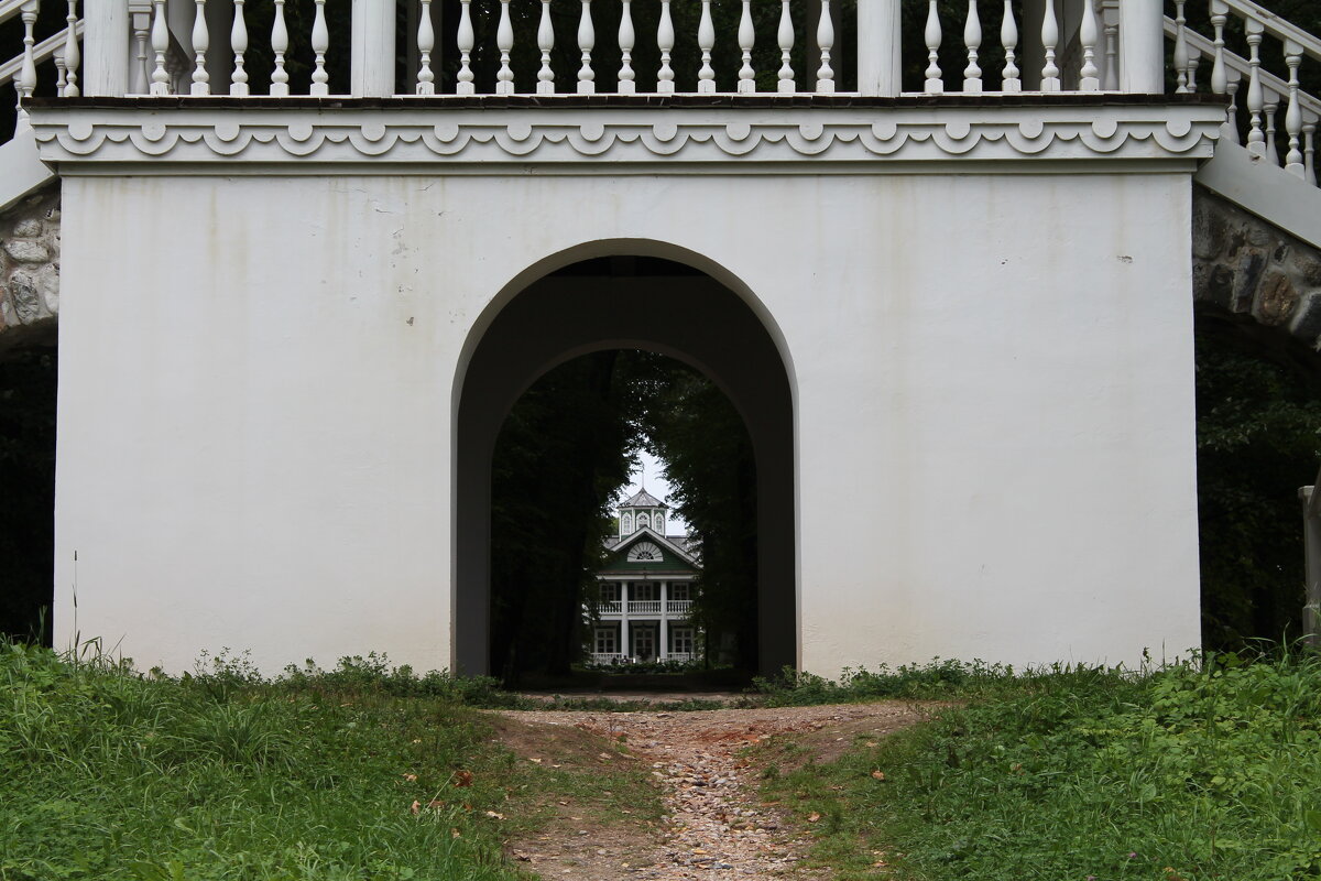 Вид на дом Ганнибалов сквозь арку беседки в парке усадьбы - Олег Зоркий