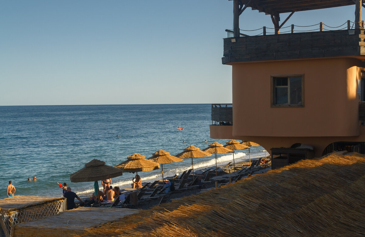 ... у моря. - Сергей Лысенко