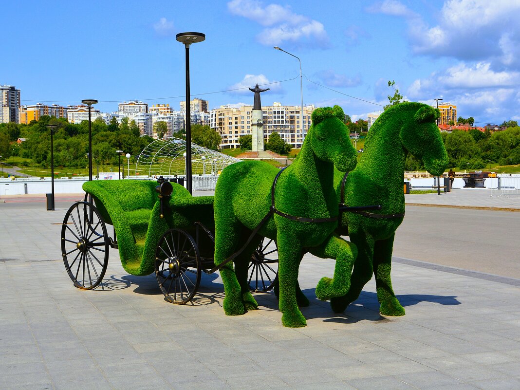 Чебоксары. Топиарий "Коляска в двух лошадной упряжке". - Пётр Чернега Чебоксары. Топиарий "Коляска в двух лошадной упряжке". - Пётр Чернега