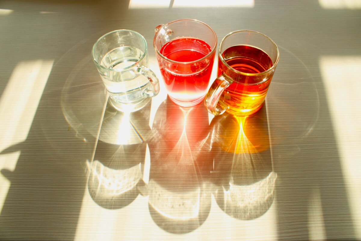 Натюрморт с водой, чаем и соком - Александр Чашин