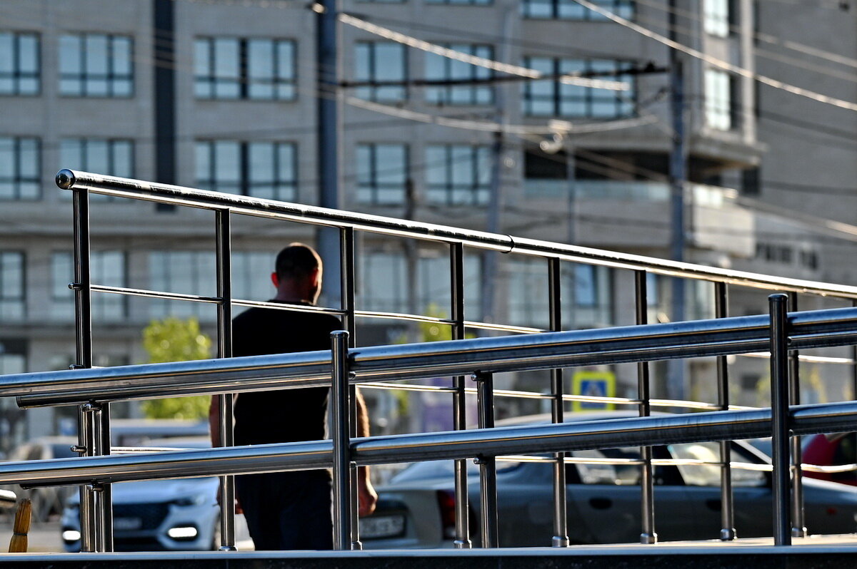 В городе... - Николай Саржанов