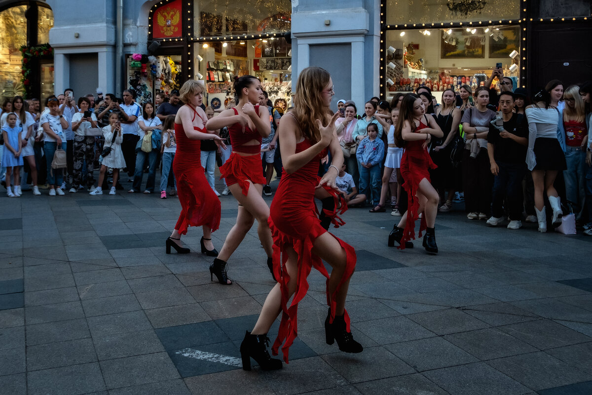 ИНТЕРЕСНО ДЕВКИ ПЛЯШУТ.. - Александр 