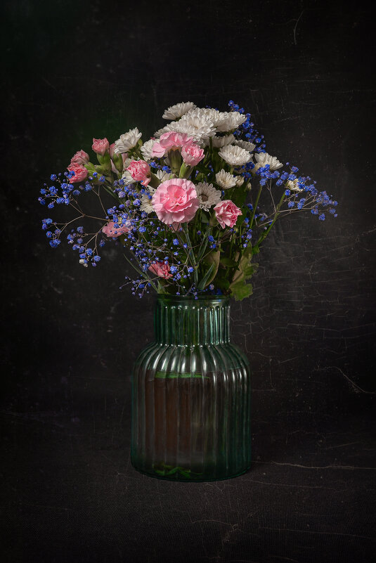 Красивые цветы в большой стеклянной вазе - Владимир Крышковец