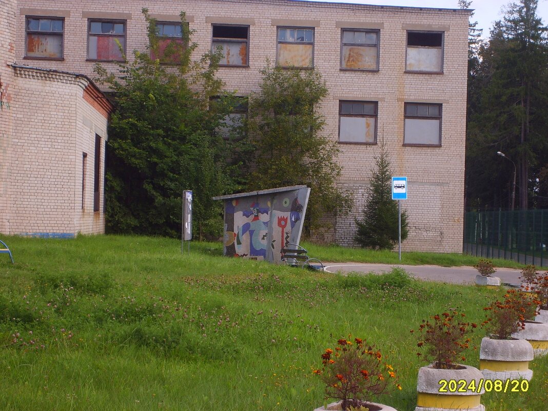 Автобусная остановка со стилем примитивизма - fogmeadowww m