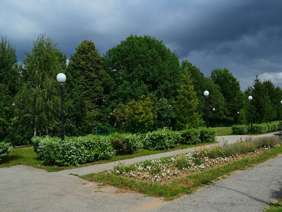 Чебоксары. В сквере Ислюкова перед грозой. - Пётр Чернега