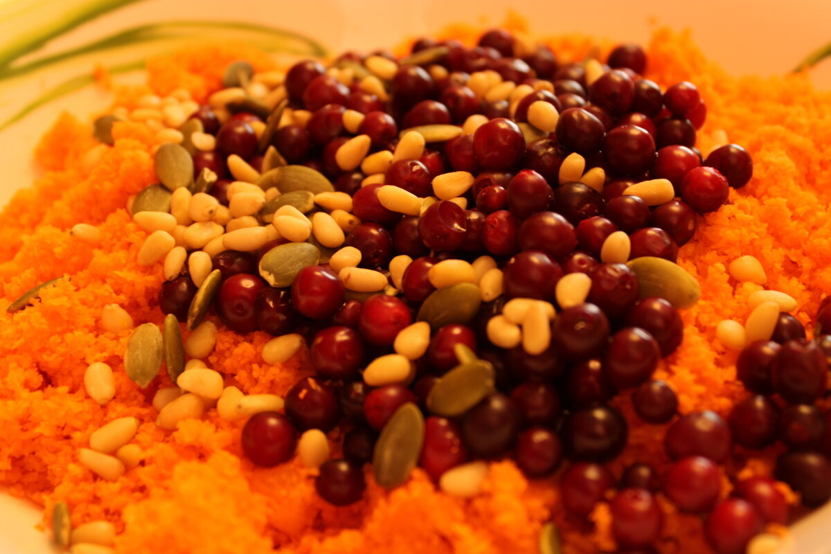 Натюрморт  с орехами и ягодами - Александр Чашин