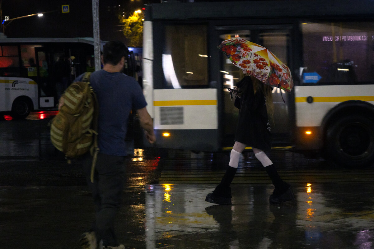 Яркий зонтик в вечерний дождь - Roman stories - Яркий зонтик в вечерний дождь - Roman stories -