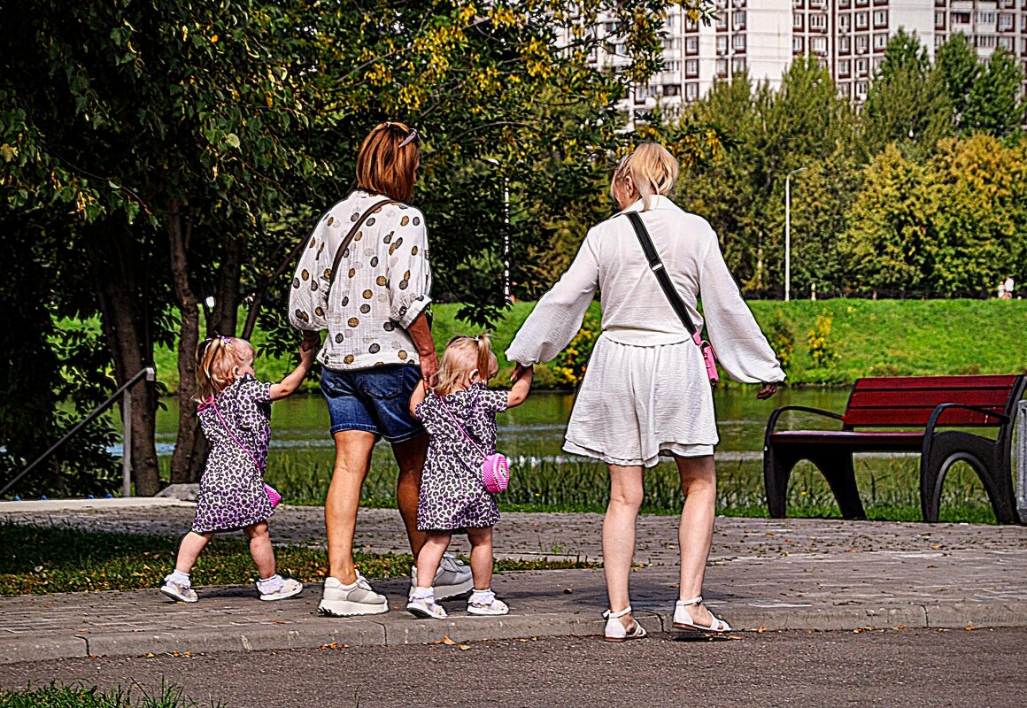 Бабушка приехала ! И подарила внучкам по розовой сумочке ! ) - Анатолий Колосов