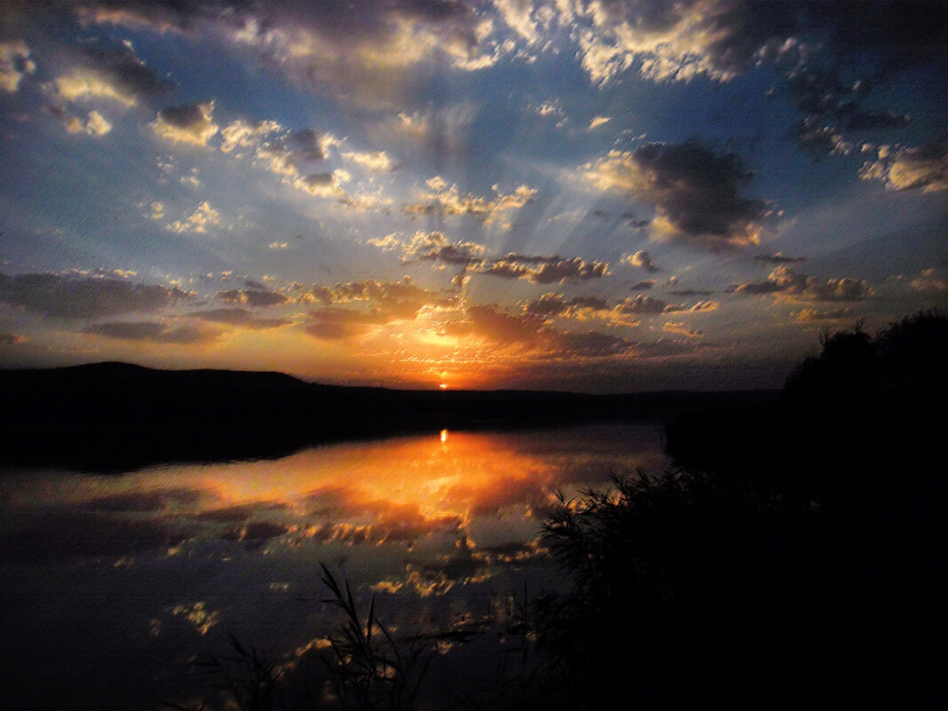 Встаёт над озером рассвет,  в зеркальной глади отражаясь... - Надежда Куркина 