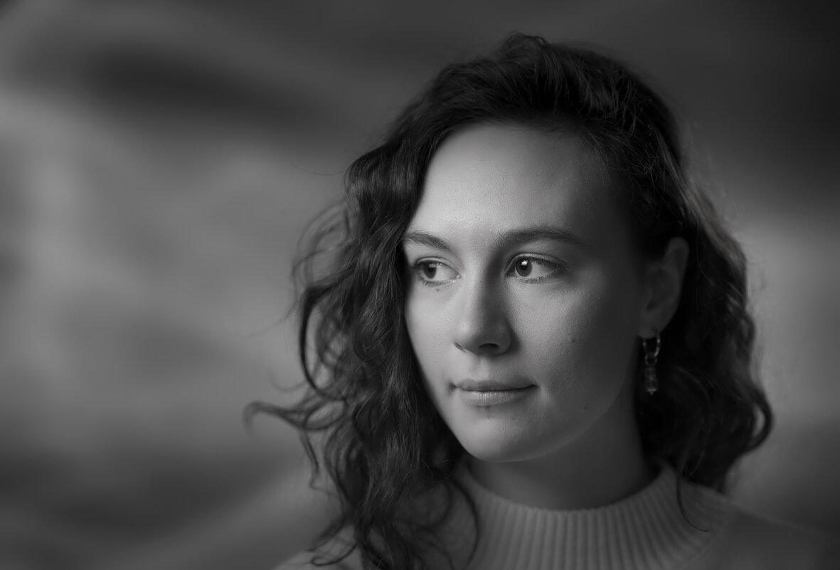 Женский портрет - Михаил Онипенко