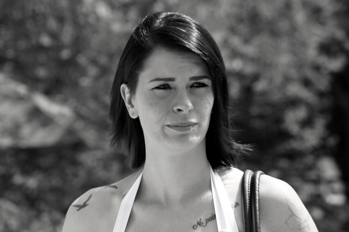 Она идёт по жизни легко.. - Юрий. Шмаков