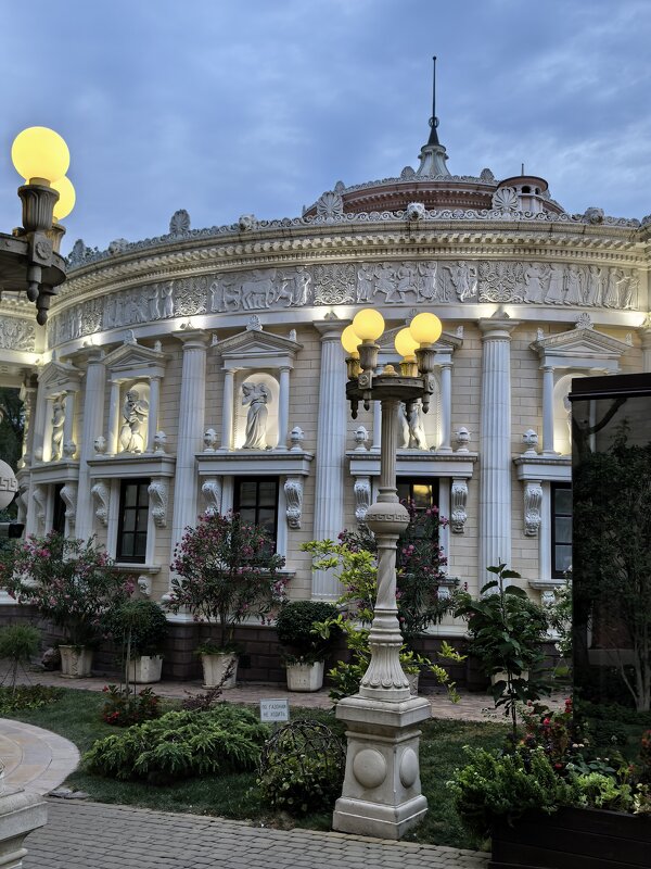 Здание театра - Татьяна Михайлова Здание театра - Татьяна Михайлова