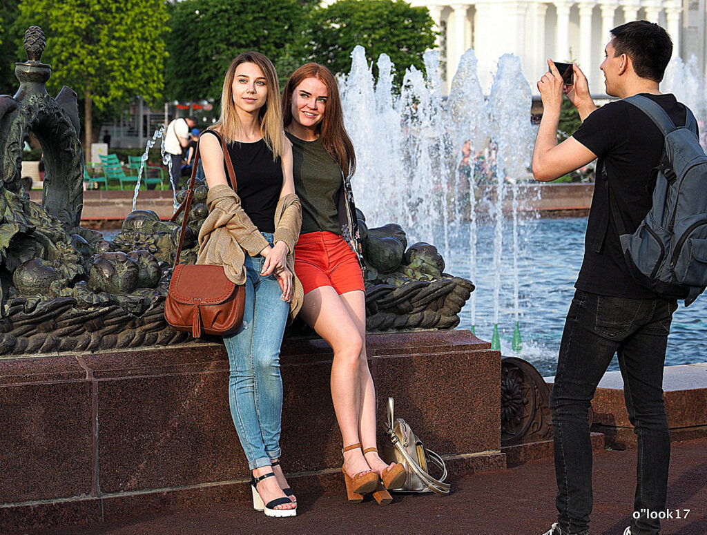 девушки и фотография - Олег Лукьянов