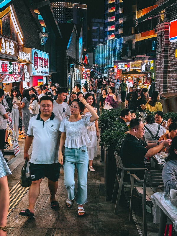 Вечером на улицах Гуйяна - Дмитрий Вечером на улицах Гуйяна - Дмитрий