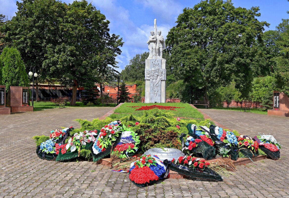 Мемориальный комплекс на братской могиле - Сергей Карачин