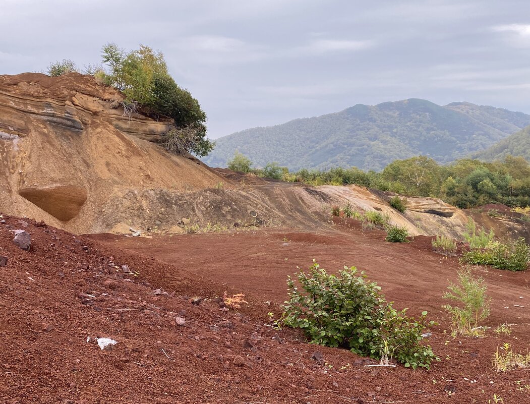 здесь добывали вулканический шлак - Александр Белов здесь добывали вулканический шлак - Александр Белов