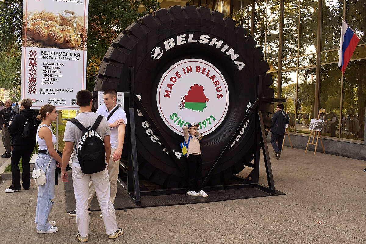 Фотозона у шины. - Татьяна Помогалова Фотозона у шины. - Татьяна Помогалова