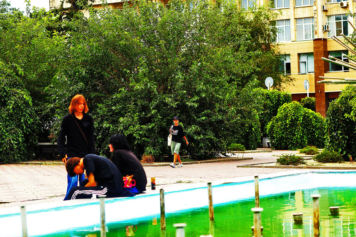 Прогульщики на фонтане - Юрий Гайворонскiий