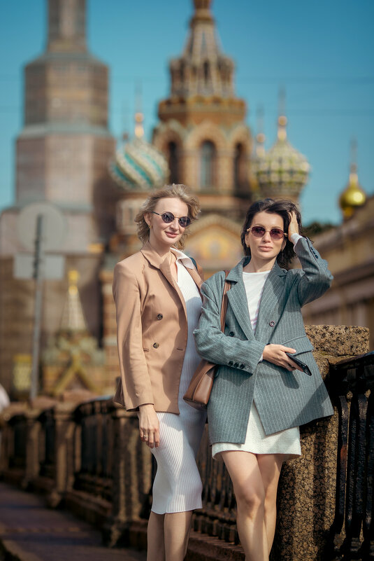 Девушки прогулка возе Спаса на Крови - Николай Максимов