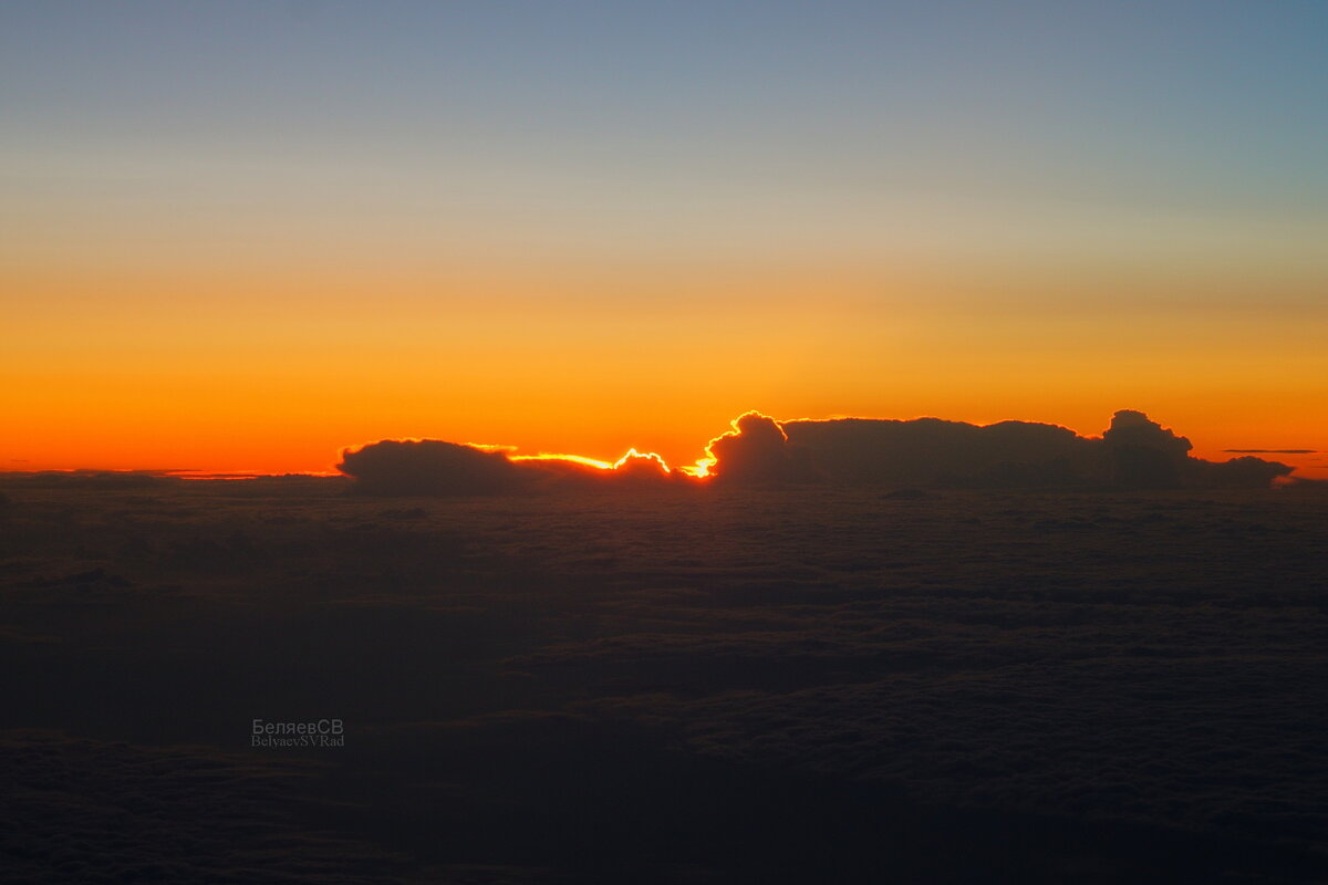 На рассвете в облаках - Сергей Беляев