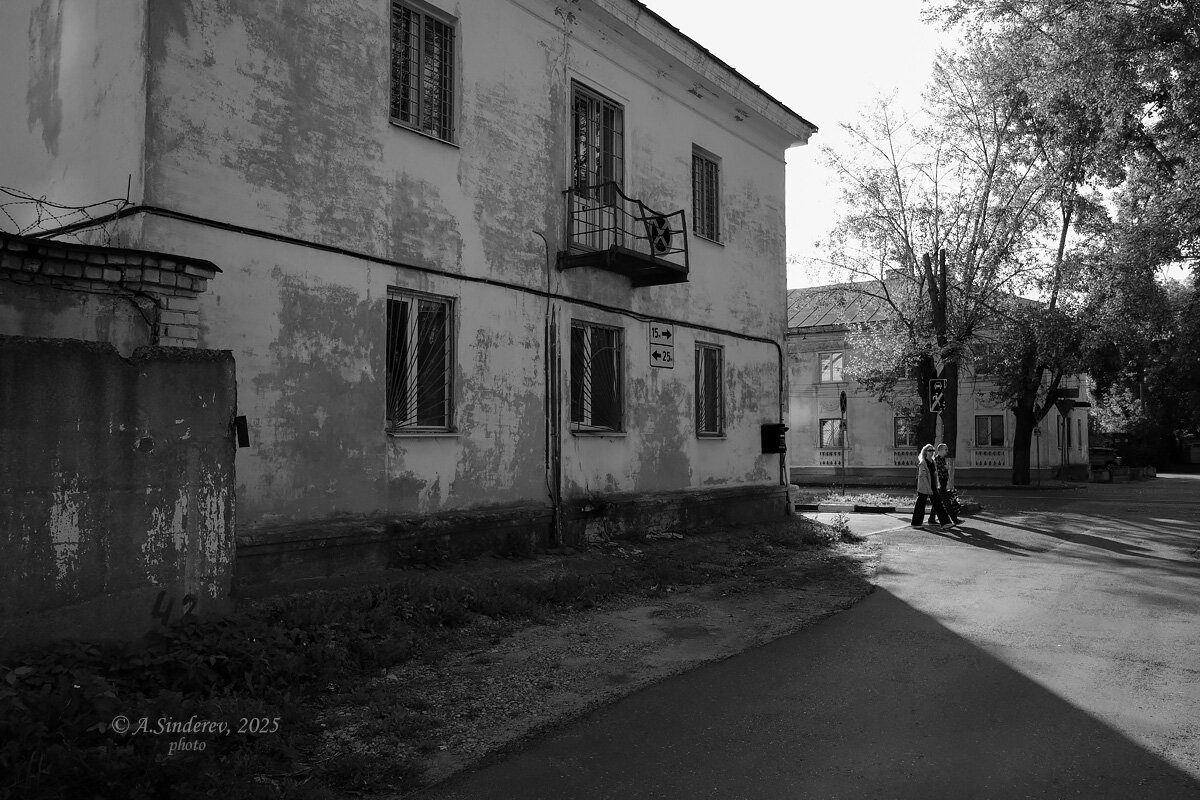 У старого дома - Александр Синдерёв