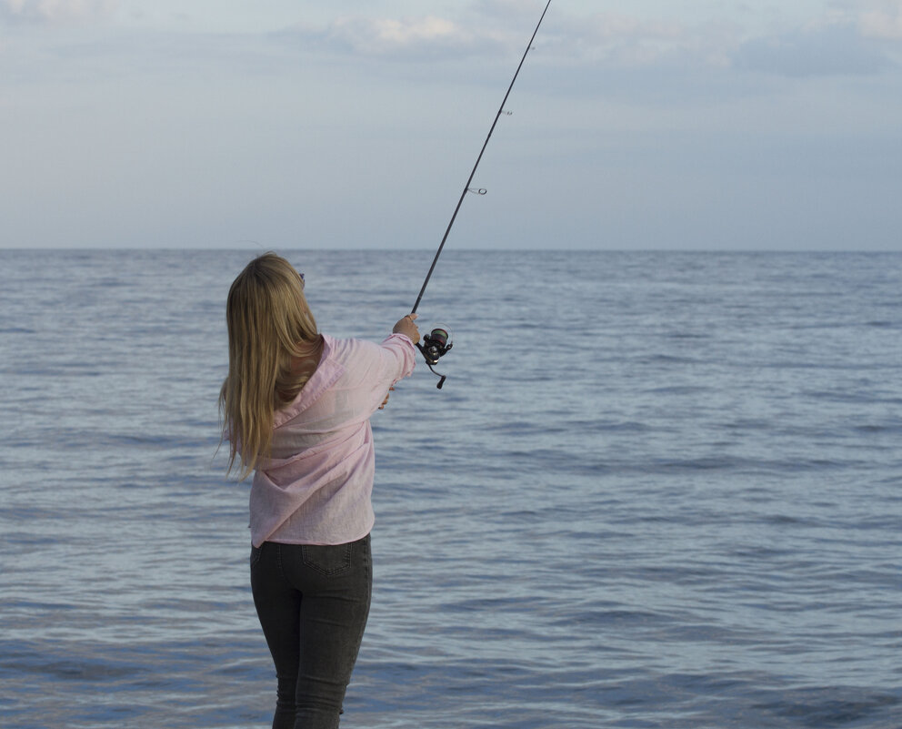 Рыбак рыбака видит издалека - Олег Денисов
