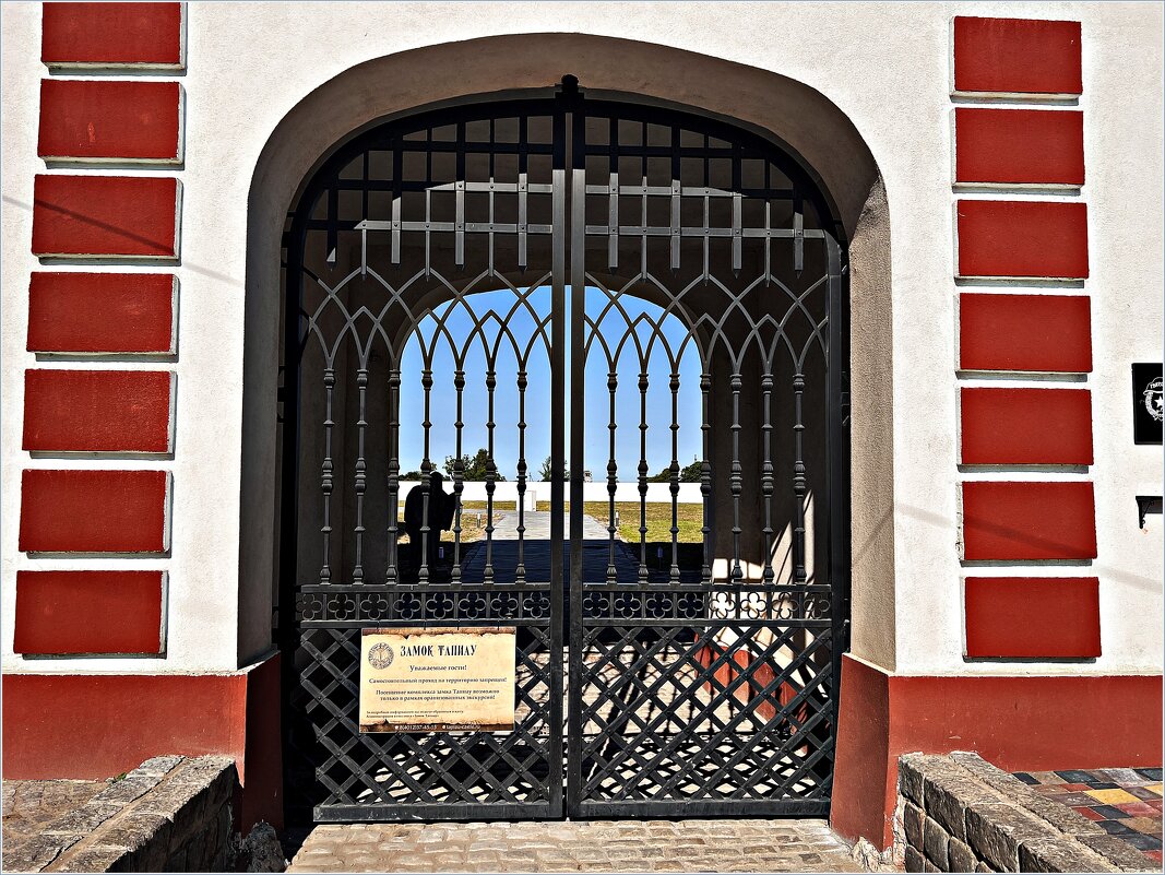 Ворота замка. - Валерия Комова