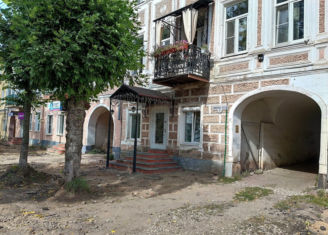 Ванчакова линия. Балкон. Арка. Дерево. - Мария Васильева