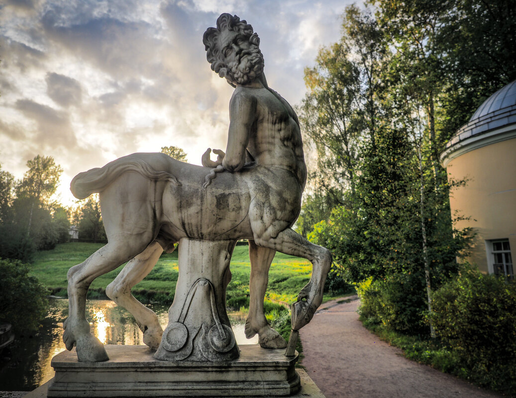 В лучах заходящего солнца - Магомед .