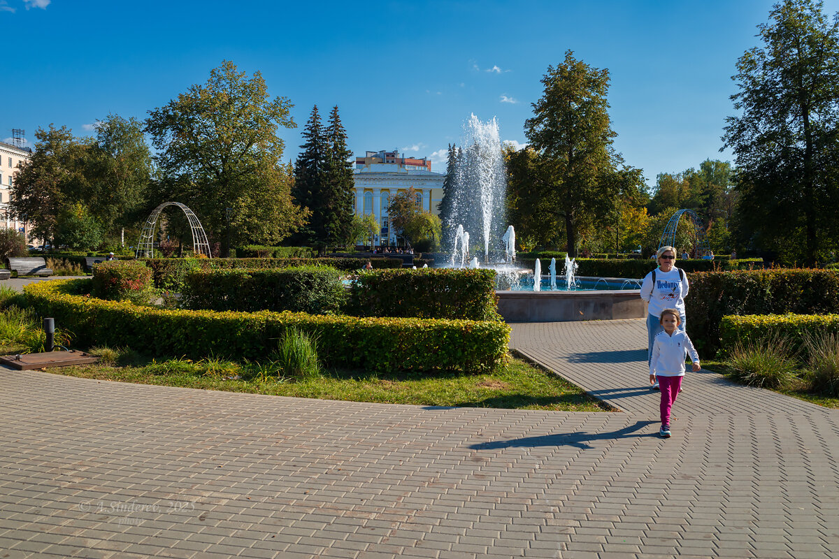 У фонтана на площади - Александр Синдерёв