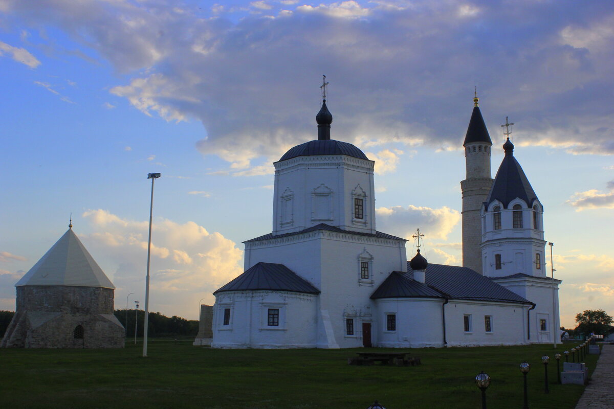 Восточный мавзолей, Успенская церковь и за ней Минарет Соборной мечети - Марина Валиуллина