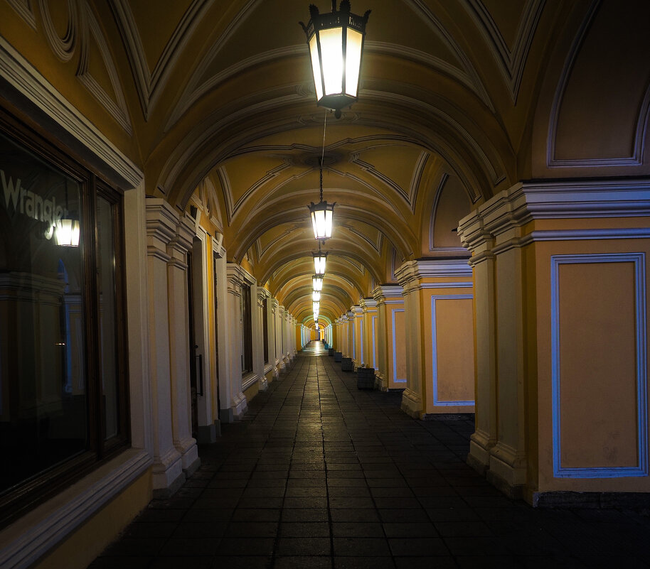 Гостиный двор. Ранним утром. - Магомед .