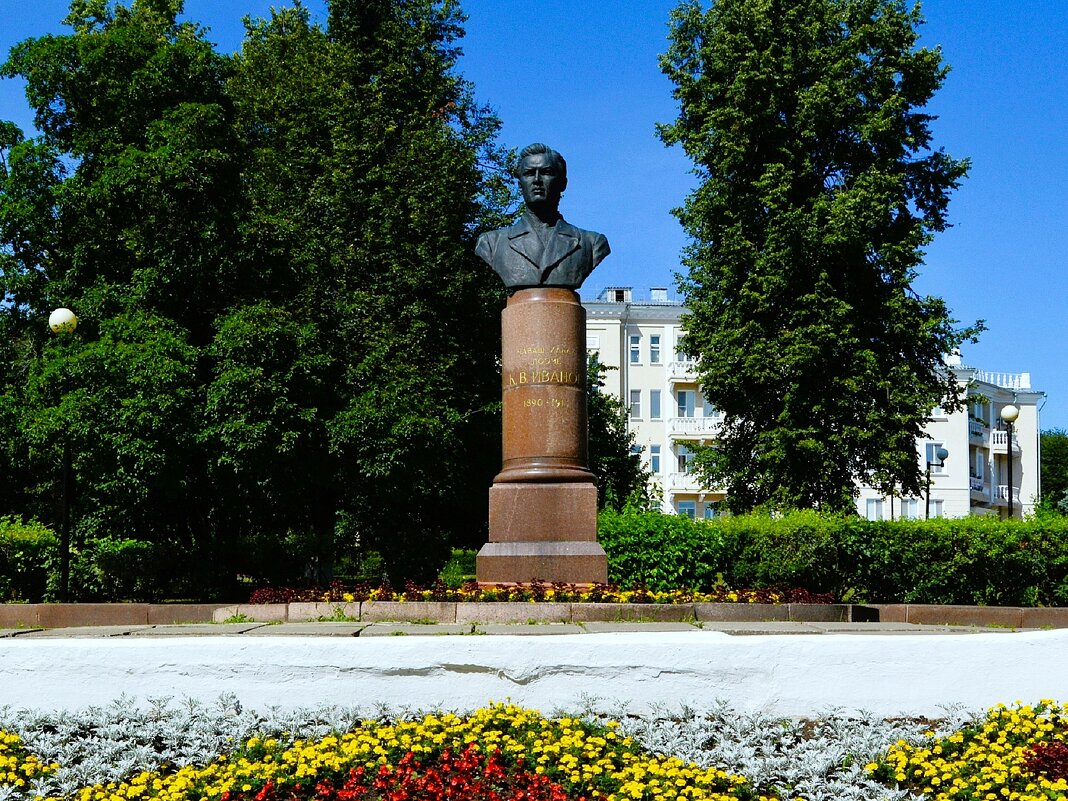 Чебоксары. Бюст Константина Васильевича Иванова. - Пётр Чернега